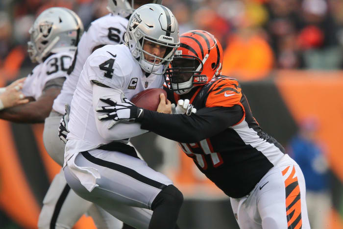 Cincinnati Bengals defensive tackle Geno Atkins (97) sacks Oakland Raiders quarterback Derek Carr (4) © Kareem Elgazzar